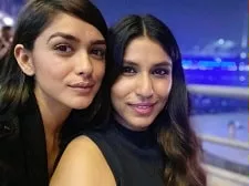 mrunal thakur with sister lochan thakur