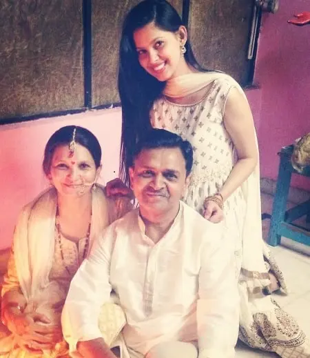 alice kaushik with her parents