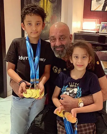 iqra dutt and shahraan dutt with their medals