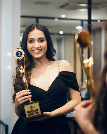 sakshi mhadolkar with her award