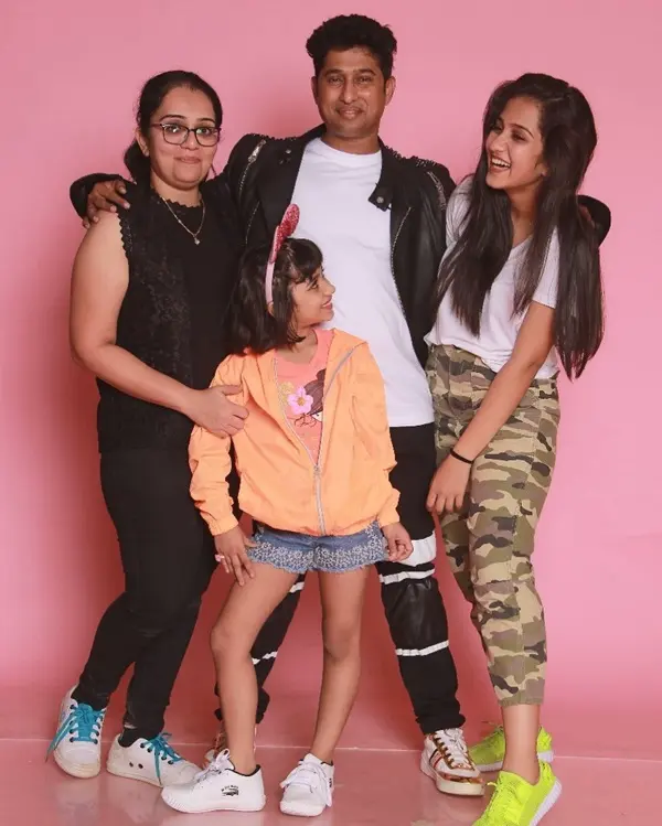 sakshi mhadolkar with her family