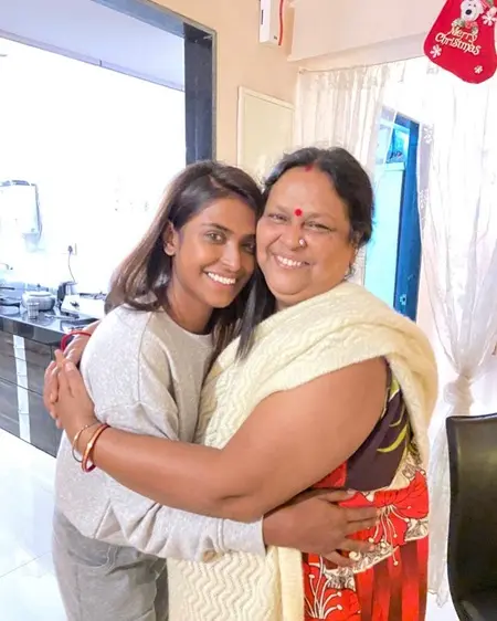 poulomi das with mother monisha das