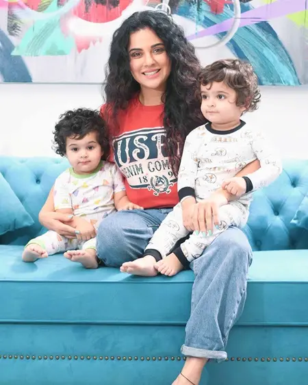 sara arfeen khan with her children