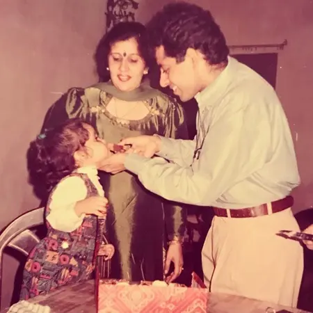 childhood picture of nupur nagpal with her parents