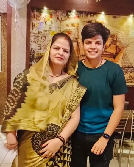 shafali verma with mother parveen bala