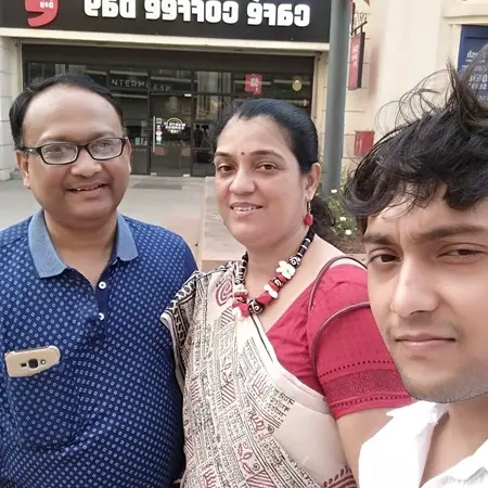 snigdhadeep chatterjee with his parents