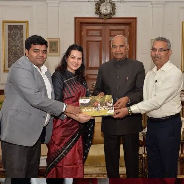 Priyanka Kothari and Bhasker Prakash receiving an award from president